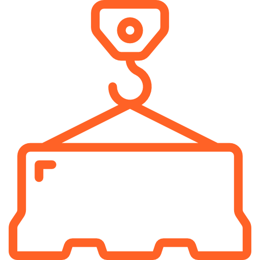 Kran mit Haken, der eine Last anhebt.